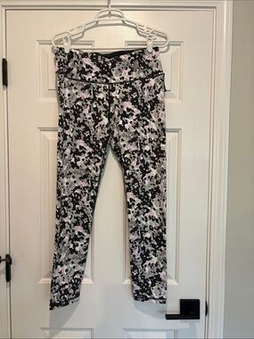 NWT Victoria's Secret Camo Leggings — Black, White & Light Pink, size large,